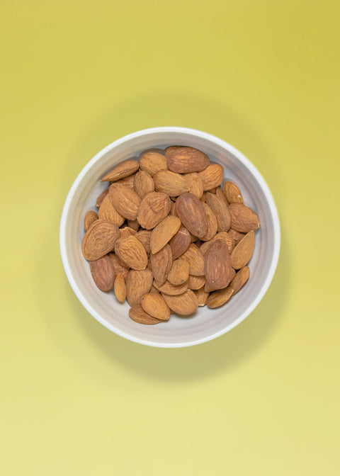 Sustainable raw almonds to bake or snack